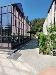 今天來到雅聞香草植物工廠在小山上上面搭車到苗栗火車站要轉搭計程車差不多10來分鐘路程大約360元左右園區不用門票裡面大致就三個部分