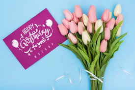 E' forse il fiore più adatto per il festeggiare il compleanno di un'amica o un amico, come anche le roselline colorate, abbinate magari ad altri fiorellini colorati. Vista Dall Alto Del Bouquet Di Tulipani Per Anniversario Di Compleanno Psd Gratis