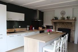 Grande Cuisine Equipee Moderne Blanche Et Bois Avec Ilot Central Le Charme De La Piece A Su Et Cuisine Blanche Et Bois Cuisine Moderne Blanche Cuisine Moderne