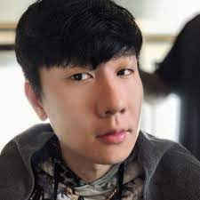 简介： 林俊杰（jj lin），新加坡人，流行歌手、词曲创作者、音乐制作人。 2003年发行首张创作专辑《乐行者》 ，2004年凭《江南》一曲成名 。 Klci3nwpi6zntm