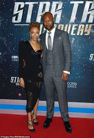 Walking Dead Star Sonequa Martin Green Welcomes Baby Daughter Saraiyah Daily Mail Online