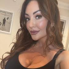 Where do people recommend to have lip blush done please in Lowestoft??