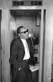 Biografia Imagen De Martin Luther King The Reverend Dr Martin Luther King Jr Telephones Aides During A Stopover In Miami Florida August 14 1965 851x1294 With Images Martin Luther King Martin Luther Martin Luther King Jr