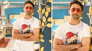 He is famous for playing dev dixit in kuch rang pyar ke aise bhi. Shaheer Sheikh Makes Digital Debut With Alt Balaji S Paurushpur