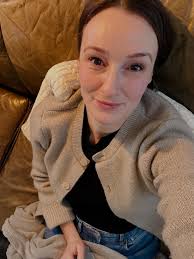 Brrr, for real 🥶 this cold is no joke. Good thing I've got my Vondelpark  Puffy coat—perfect excuse to stay cozy and still look put together