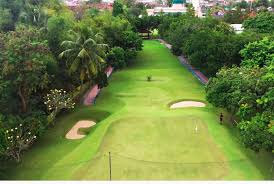 Betapa tidak, di halaman belakangnya saja terdapat sebuah lapangan golf pribadi dan masjid. Mewahnya Rumah Ovi Dian Ada Lapangan Golf Dan Masjid Di Halaman Belakang