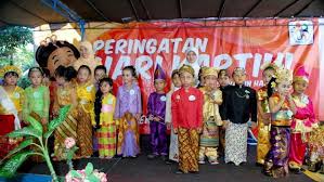 Dewasa ini memang banyak sekali model batik untuk anak yang sengaja dibuat agar mereka bisa mengenal budaya indonesia. 66 Contoh Baju Adat Jawa Anak Tk Laki Laki Paling Hist Modelbaju Id