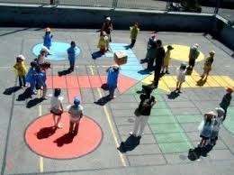 Escoge tu juego para el patio favorito. 40 Nuevos Y Divertidos Juegos Tradicionales Para El Patio Del Cole Pinta Tu Patio Para Jugar Juegos De Patio Juegos Para Pintar Juegos De Recreo