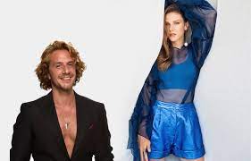 Sezen aksu'nun sinan özer'den olan müzisyen oğlu mithat can özer 1.5 yıldır alina boz ile aşk yaşıyor. Alina Boz Ve Mithat Can Ozer Annelerini Tanistirdi