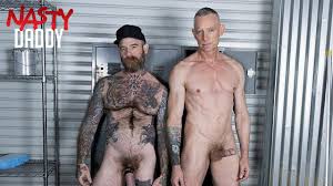 NASTYDADDY Mike Gerle se ajoelha e adora o dilf musculoso Jack Dixon