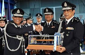 Isteri ketua polis negara tan sri mohamad fuzi harun, puan sri azizah hamdi, meninggal dunia pada 7.02 petang hari ini, di pusat perubatan jenazah allahyarhamah akan di bawa ke masjid ibu pejabat polis kontinjen selangor untuk disolatkan sebelum dikebumikan di kampungnya di rapat. Abdul Samah Ketua Polis Selangor Baharu Semasa Mstar