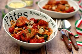 Spaghetti Aux Boulettes De Poulet Sauce Tomate Cerises Et Epinards Amandine Cooking Boulette De Poulet Boulette Sauce Tomate
