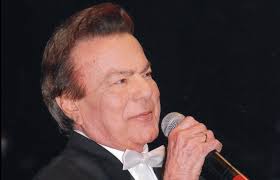 O cantor lembra que as mulheres se desesperavam com o famoso cantor que lançou 60 discos e foi responsável por aprovar silvio santos em um teste na rádio. Sabia Que Agnaldo Rayol Morou Em Natal Brechando