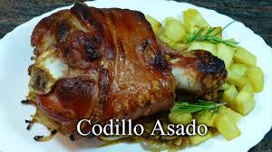 En la fuente del horno colocamos los codillos acompañados de las zanahorias que podemos cortar en dos a lo largo, 1/2 cebolla, 1/2 pimiento rojo y medio pimiento verde cortados en tiras. Codillo Asado Receta Casera Tradicional Rico Barato Y Facil De Hacer Youtube