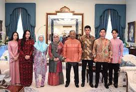 Kuantan:perdana menteri, tan sri muhyiddin yassin tiba di istana abdulaziz, indera mahkota, di sini sekitar pukul 4.40 petang jumaat. Bernama On Twitter Tpm Drwanazizah Menghadap Pemangku Raja Pahang Tengku Abdullah Sultan Ahmad Di Istana Abdulaziz Kuantan Petang Ini
