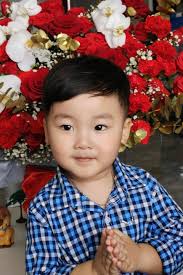 Quý tử nhà Hoà Minzy diện vest bảnh bao hoá tổng tài nhí, gần 3 tuổi đã  biết "chốt đơn" bất động sản