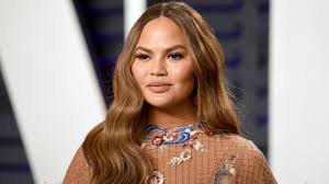 Chrissy teigen's hair colorist reveals her new lighter 'do was. Chrissy Teigen Bob Haircut Is The Throwback You Didn T See Coming Stylecaster
