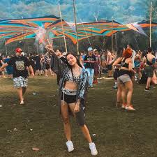 To rave) is an organised dance party at a warehouse, forest, cave or other private property or public space, typically featuring performances by djs. Inspiracao De Look Raves E Festivais Looks For Festivals Rave Outfit Raver Girl Look De Festival Kimono Paete Look Festival Looks Festivais Raves