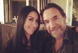Cantante que se ha hecho famosa como hija del famoso cantante y compositor mexicano marco antonio solís y de la cantante beatriz adriana.tiene más de 50.000 seguidores en facebook y más de 110.000 seguidores en instagram y ha sido manejada independientemente. Like Father Like Daughter Meet Beatriz Solis Musica Roots