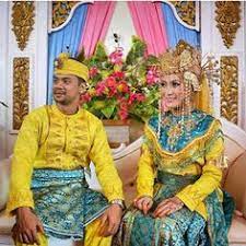 Pakaian adat melayu untuk pria terdiri dari baju kurung cekak musang yang terbuat dari kain berkualitas pakaian melayu berwarna merah ini identik dengan kain lecap benang khas jambi. 26 Ide Sewa Baju Adat Kalimantan Barat Melayu Pontianak Kalimantan Pengantin Baju Pengantin