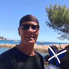 Lamlash is a picturesque village with lots of foodie places to eat, and  sits directly across from Holy Isle. With its peaceful bay, scenic views,  and regular boat trips to Holy Isle,