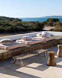 Einrichten Von Einem Privaten Cafe Auf Der Terrasse Mit Diy Sitzbank Aus Paletten Sitzgelegenheiten Im Freien Raum Im Freien Holzterrasse