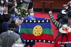 Elisa loncon, candidata constituyente mapuche acusó que se han registrado casos como en la comuna de galvarino donde se está impidiendo ofrecer la papeleta verde. H5dgldlysqfa7m