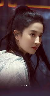 She is the most aura of the little dragon girl, she is the dream lover of  thousands of boys.The value of the face is against the sky Liu Yifei