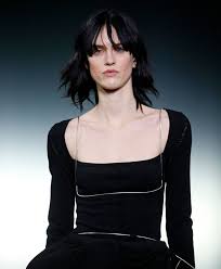 Un taglio molto scalato e magari dall'asciugatura mossa e sbarazzina. Tagli Capelli Medi