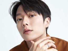 He grew up with his parents and older brother in ulsan and completed his tertiary education at seokyeong university, majoring in model acting. Iwsdu4rnp8o6lm
