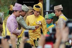 Manakah tidak, putera kepada sultan brunei iaitu sultan hassanal bolkiah ini bukan sahaja kacak bergaya malahan berbadan sasa dan gemar bersukan. Putera Mateen Lebih Jadi Fokus Jubli Emas Sultan Mynewshub