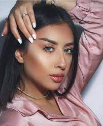 حرصت فرح الهادي على انتقاء ساعات اليد، التي تتناسب مع إطلالاتها المختلفة، وكذلك الكاجوال، ففي أكثر من إطلالة نسقت ساعات يد مختلفة الأشكال والتصاميم. ÙØ±Ø­ Ø§Ù„Ù‡Ø§Ø¯ÙŠ ØªØ³ØªØ¹Ø±Ø¶ ÙØ³ØªØ§Ù†Ù‡Ø§ Ø§Ù„Ø¨Ù†ÙØ³Ø¬ÙŠ Ø§Ù„Ù…Ù†ÙÙˆØ´ Ellearabia