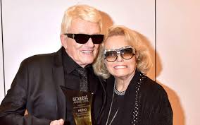 A.) ist ein deutscher musiker. Heino Und Seine Sonnenbrillen Ein Getischlerter Schrank Fur Sein Markenzeichen