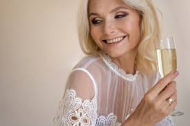 Ritratto di donna ricca bionda di mezza età