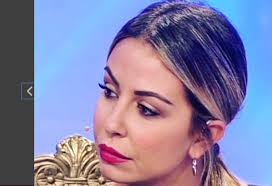 In pratica l'ex tronista di uomini e donne è nel letto, schiena nuda e soprattutto senza reggiseno. Uomini E Donne News E Anticipazioni Oggi La Scelta Di Sabrina Ghio Ultime Notizie Flash