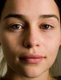 However, even when the actress decides to put on no makeup, she is still stunning. Emilia Clarke With No Makeup Emilia Clarke No Makeup Beautiful Celebrity Celebs Celebritycloseup Celebrities Celeb Beauty Background Emilia Clarke Salon Names