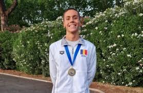 Prin performanțele de la roma, david popovici a uimit lumea, fiind considerat o nouă stea a înotului mondial. Reactia De Milioane A Lui David Popovici La Intoarcerea In Tara Dupa Recordurile De La Campionatul European De Natatie Sunt Doar Un Baiat Care Inoata Repede Mobile