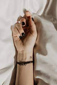 Kleine Tattoos Buchstabe A Und Drei Punkte Am Finger Buchstabe Finger Klei Buchstabe Finger Klein Tattoos Buchstaben Kleine Tattoos Tatowierungen
