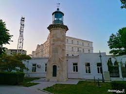 Farul genovez este situat pe faleza din orasul constanta, in spatele statuii cu bustul marelui poet mihai eminescu. Farul Genovez Din Constanta Luminat Dupa Un Secol Turistulliber Ro