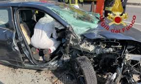 L'incidente oggi è avvenuto verso le 7.30 di questa mattina nel siracusano. Incidente A Cermenate Due Feriti Estratti Dalle Lamiere Prima Como