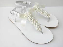 Da eine hochzeit in der regel an einem samstag stattfindet, gibt es genau genommen nur zwölf möglichkeiten im rahmen eines jahres. Hochzeit Weisse Sandalen Mit Elfenbein Perlen Und Satin Schleife Weisse Griechische Weiss Sandalen Mit Elfenbein Perlen Braut Wohnungen Bridesmaid Schuhe Schuhe Hochzeit Brautjungfer Schuhe Brautschuhe