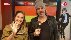 Vanaf vrijdag gaan olcay en ik de strijd met elkaar aan door het vier weken lang iedere vrijdag tegen elkaar op te nemen samen met bekende nederlandse duo's. Ruud De Wild Na Twitteru Es Ist Deutsche Donnerstag Wat Wil Jij Horen Laat Het Ons Weten