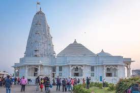 Borrowed from hindi मन्दिर (mandir), from sanskrit मन्दिरा (mandirā, house; Lakshminarayan Tempel Birla Mandir Aktivitaten 2021 Viator