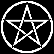 Its shape is that of a hexagram, the compound of two equilateral triangles. Cartea Cu Vraji DiferenÈ›e Pentagrama È™i Steaua Lui David Wattpad