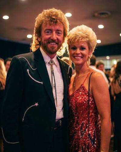 HE DIED AT 34. SHE FINISHED THEIR DUET ALONE. When Lorrie Morgan stepped into the studio in 1990, her husband Keith Whitley had already been gone for over a year. His voice