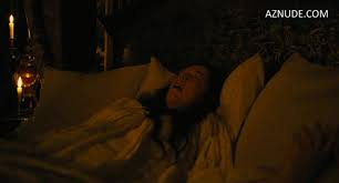 Olivia Colman, Emma Stone Lesbian episode in The Favourite - UPSKIRT.TV