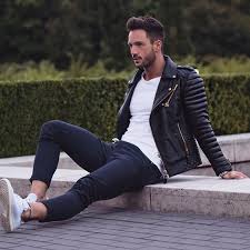 Un choix unique de chino noir homme disponible dans notre magasin. Tenue Veste Motard En Cuir Matelassee Noire T Shirt A Col Rond Blanc Pantalon Chino Bleu Marine Baskets Basses Blanches Hipster Mens Fashion Jackets Men Fashion Black Leather Jacket Men