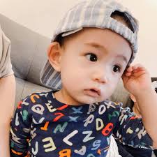 一個wu簷下- Ori.1y28d 剛滿一歲多的弟弟。 他的表情也是很多，...