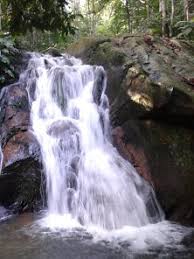 Tempat wisata ini dapat ditempuh dengan kendaraan roda empat kemudian muncul kendala kedua, yaitu sebuah batu besar yang tepat berada di depan air terjun. Lawati Air Terjun Tioman Yang Menakjubkan Dan Kagum Dengan Keindahan Alam Yang Menakjubkan