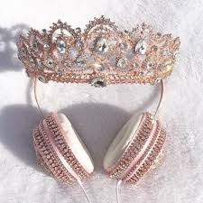 Tumblr Is A Place To Express Yourself Discover Yourself And Bond Over The Stuff You Love It S Where Your Inter In 2020 Cute Jewelry Beautiful Tiaras Fantasy Jewelry